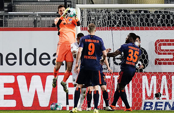 HSV-Keeper Sven Ulreich musste schon früh in der Partie öfter eingreifen als es ihm lieb war. HSV-Keeper Sven Ulreich musste schon früh in der Partie öfter eingreifen als es ihm lieb war.