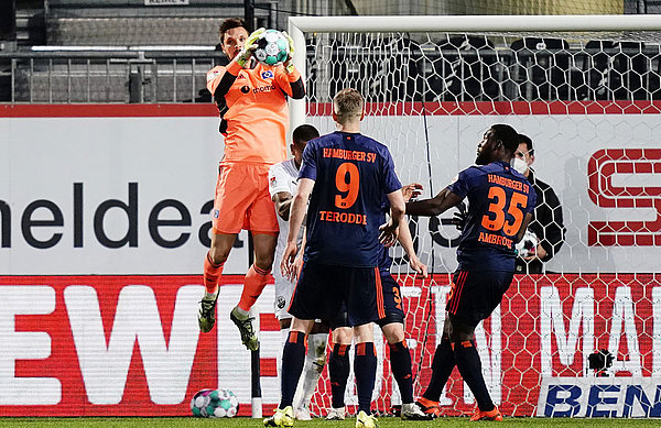 Early in the game Sven Ulreich had to intervene more often than he would have liked.