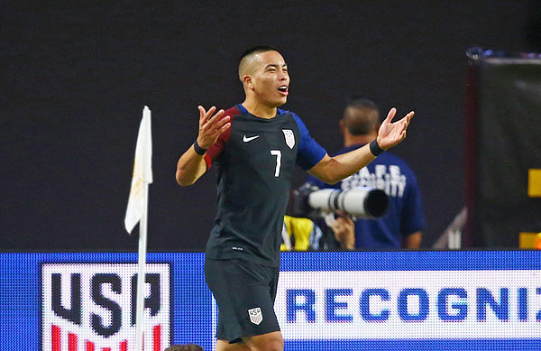 In Torlaune: Bobby Wood traf nach seinem Debüt-Tor gegen Ingolstadt auch im Nationaltrikot der USA. Bobby Wood bejubelt ein Tor bei der Nationalmannschaft.