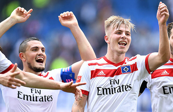 Rick van Drongelen und Kyriakos Papadopoulos feiern zusammen nach dem Spiel.