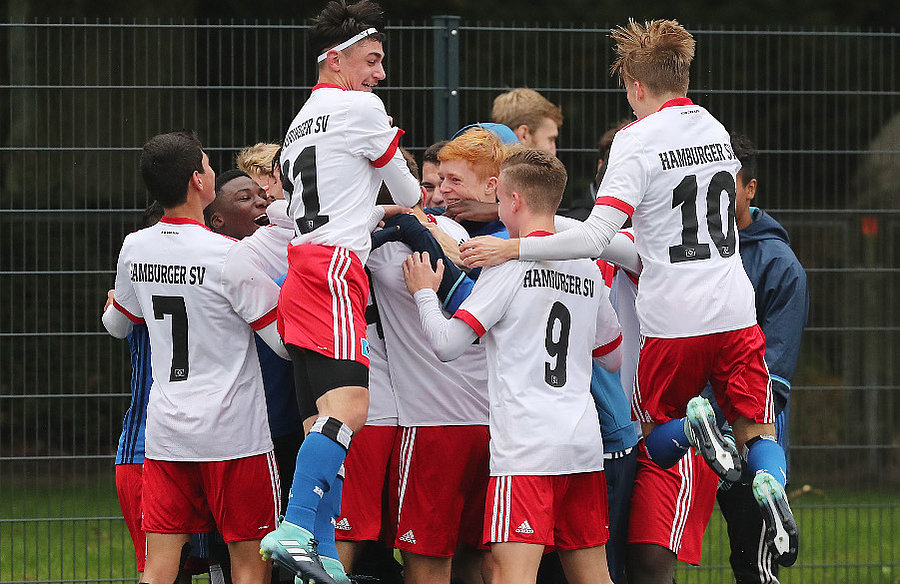 So sieht pure Freude aus. Die U16 mit der Jubeltraube nach dem 2:0-Siegtreffer gegen den VfL Wolfsburg.