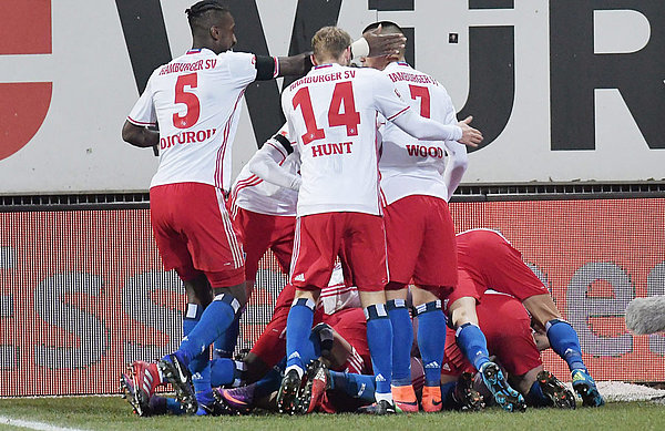 Welch ein Jubel! Nach dem 2:0 durch Matthias Ostrzolek stand der erste Saisonsieg des HSV fest.
