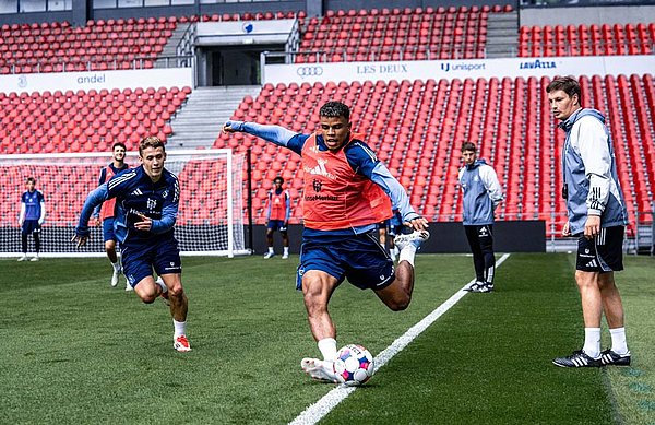 Merlin Polzin looks on as Ransford Königsdörffer trains at Parken. Merlin Polzin looks on as Ransford Königsdörffer trains at Parken.