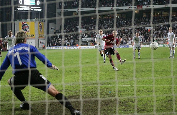 Rafael van der Vaart verwandelt den Elfmeter gegen Kopenhagen.