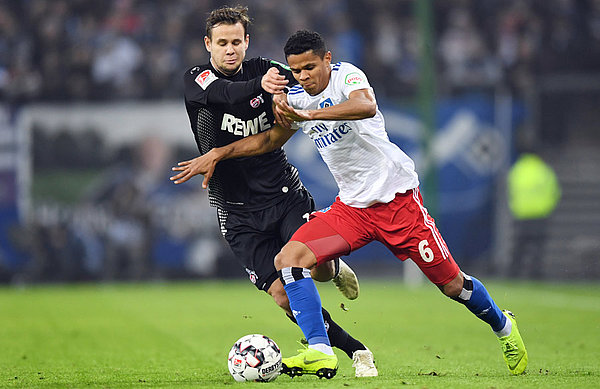 Immer wieder trieb Douglas Santos das Spiel nach vorne. So war es kein Zufall, dass der Brasilianer die Vorarbeit zum entscheidenden Tor leistete. Douglas Santos treibt den Ball.
