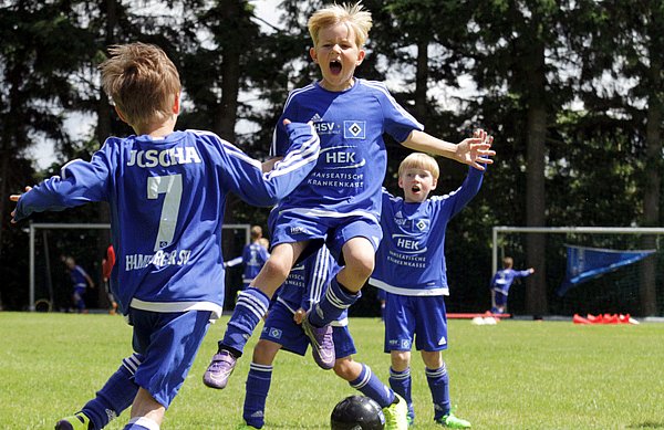 Spiel, Spaß, Spannung: Mit der HSV-Fußballschule wird auch 2018 wieder durch ganz Norddeutschland gedribbelt und gejubelt.