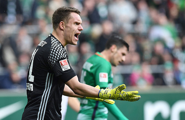 Christian Mathenia mit einer Ansagen Richtung Vordermänner im Nordderby.