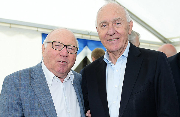 Uwe Seeler und Willi Schulz stehen nebeneinander. 