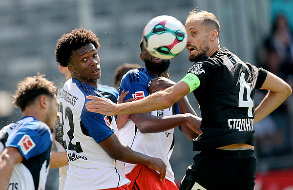 Soumahoro (li.) konnte Graz-Kapitän Stankovic nicht am Führungstreffer hindern. 