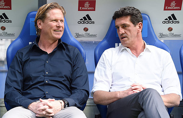 Jens Todt und Markus Gisdol sitzen zusammen auf der Trainerbank im Volksparkstadion.
