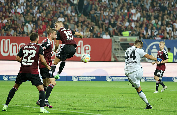 Die Führung: Vuskovic trifft den Ball volley perfekt und erzielt das wunderschöne 1:0.