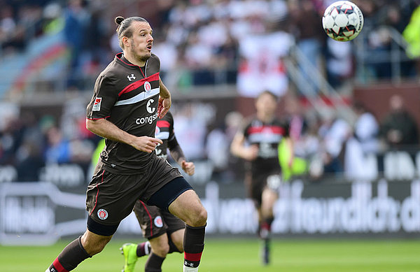 Alex Meier war von Juli bis Dezember 2018 vereinslos und wurde im Januar 2019 vom FC St. Pauli unter Vertrag genommen. Alex Meier läuft dem Ball hinterher.