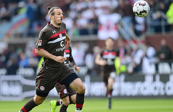 Alex Meier läuft dem Ball hinterher.