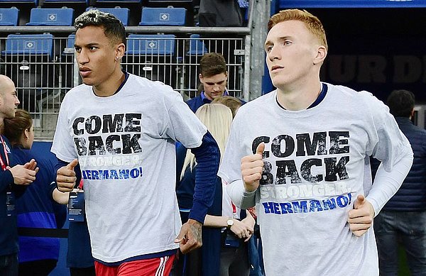 Bates und Lacroix laufen nebeneinander ins Volksparkstadion ein.