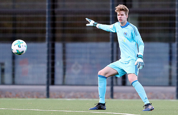 U17-Keeper Fynn Hegerfeldt fokussiert auf dem Spielfeld.