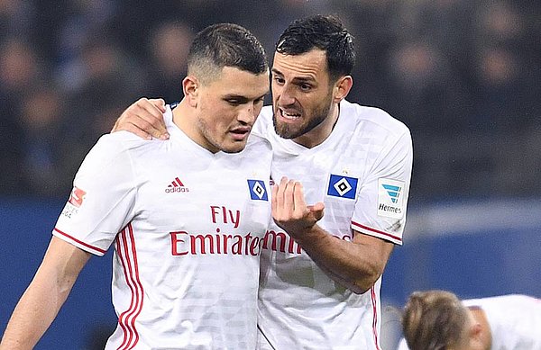 Mergim Mavraj redet auf Papadopoulos auf dem Spielfeld ein.