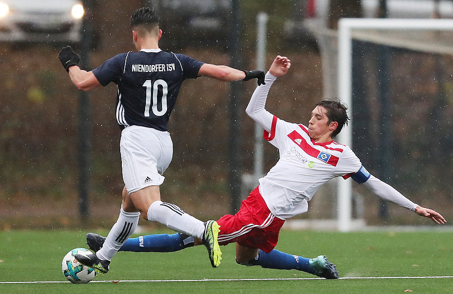 U16-Kapitän Emanuel Mirchev mit dem langen Bein gegen den Niendorfer Nigel Sauer.