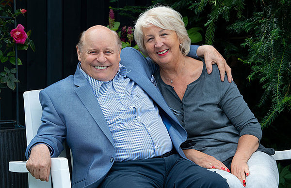 Charly Dörfel mit seiner Frau Lidia auf einer Bank.