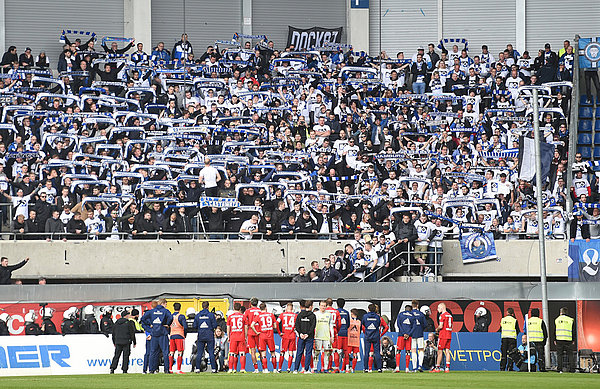 Die mitgereisten HSV-Fans bauten ihr Team nach dem Schlusspfiff und dem nun definitiv verpassten Wiederaufstieg auf - eine tolle Geste!