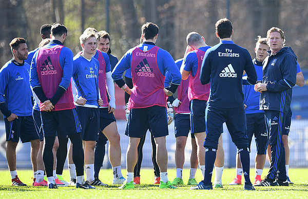 Markus Gisdol spricht im Training zu der Mannschaft.