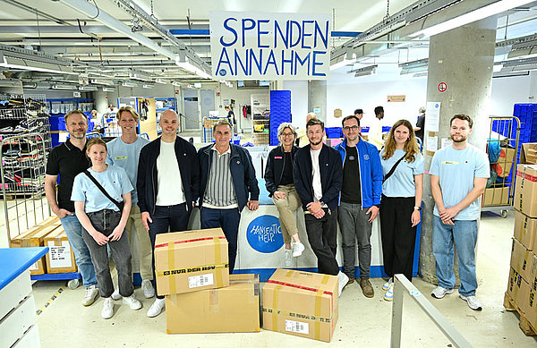 Mitarbeitende des HSV übergaben die Kleiderspenden persönlich und sammelten interessante und bleibende Eindrücke beim Besuch der Räumlichkeiten von Hanseatic Help. Mitarbeitende des HSV übergaben die Kleiderspenden persönlich und sammelten interessante und bleibende Eindrücke beim Besuch der Räumlichkeiten von Hanseatic Help.