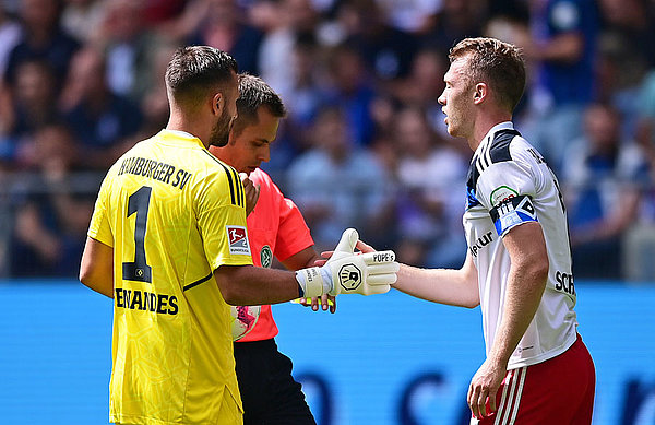 Keeper and captain once again successful: Daniel Heuer Fernandes, Sebastian Schonlau and Co. were happy about the three points and the second game to nil this season. 