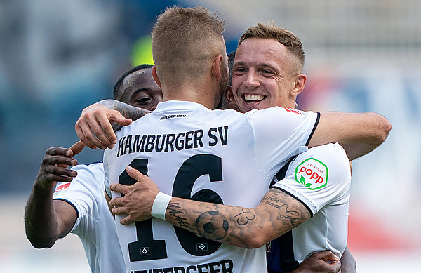 Lukas Hinterseer und Sonny Kittel umarmen sich nach einem Treffer beim 4:2-Sieg in Karlsruhe. 