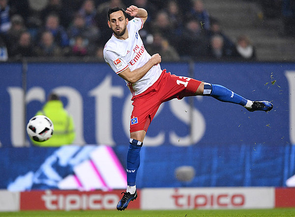 Mergim Mavraj schießt aufs Tor.