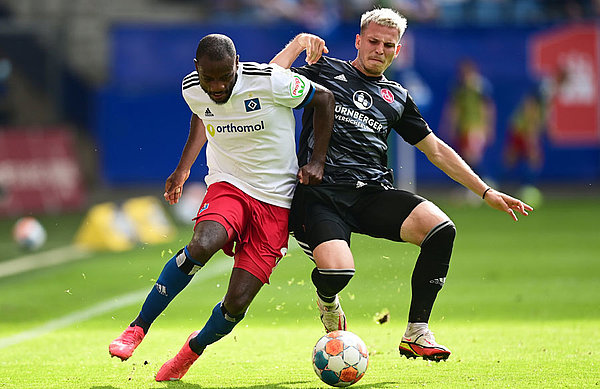 In the second half, it was a close and contested affair - as here between the goal scorer Lino Tempelmann (right) and the near-goal scorer David Kinsombi. In the second half, too, it was a close and contested affair - as here between the goal scorer Lino Tempelmann (right) and the near-goal scorer David Kinsombi.