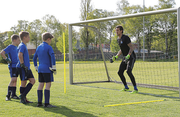 Arvid Schenk trainiert mit den jungen Torhütern des HSV.