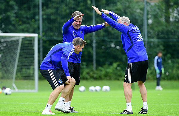 Dieter Hecking und Dirk Bremser halten die Arme hoch und Tobias Schweinsteiger läuft unter durch. 