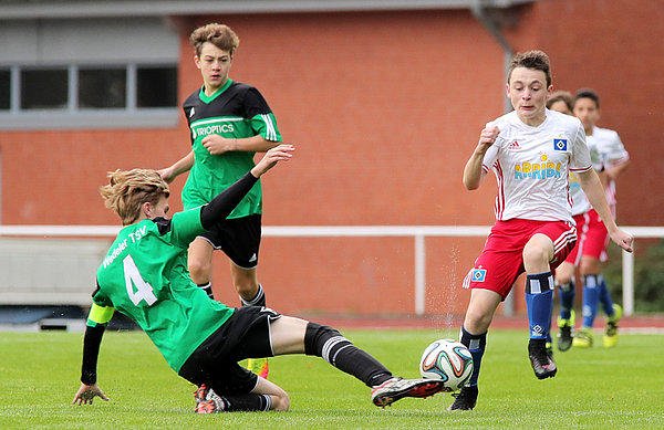 Arlind Rexhepi und seine U14 hatten gegen Wedel keine Probleme. Arlind Rexhepi gewinnt einen Zweikampf.