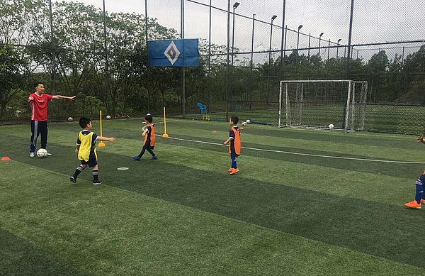 The children enjoy the same content as in a HSV football camp in Hamburg, learning how to play football the HSV way.