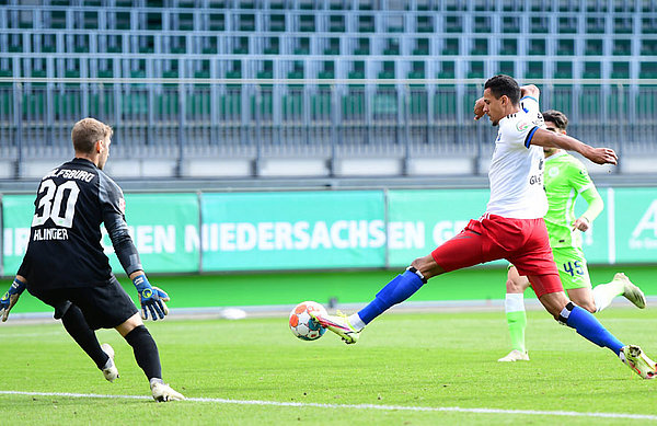 Der eingewechselte Robert Glatzel sorgte in der HSV-Offensive für Schwung, agierte bei seinen zwei Torchancen aber glücklos. Glatzel legt sich den Ball an Klinger vorbei.