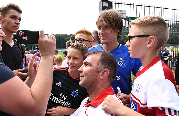Ein Foto und ein Autogramm von Alen Halilovic waren beim Training die begehrtesten Waren. Alen Halilovic umringt von Fans, die ein Foto mit ihm machen.