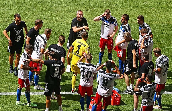 Hadert noch mit der Feinabstimmung im letzten Spieldrittel: HSV-Cheftrainer Tim Walter.