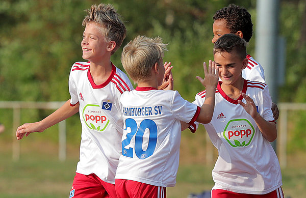 So möchten unsere U11-Kicker auch am Wochenende im Ruhrpott feiern. U11-Spieler freuen sich gemeinsam über ein geschossenes Tor.