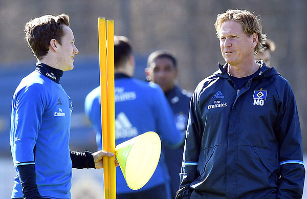 Behounek im Gespräch mit Cheftrainer Markus Gisdol.