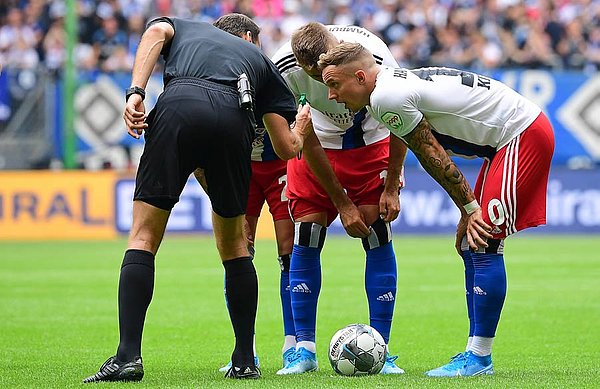 Bastian Dankert spricht mit Sonny Kittel und Aaron Hunt.