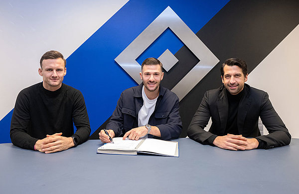 Claus Costa, Daniel Heuer Fernandes and Jonas Boldt agree the goalkeeper's new deal.