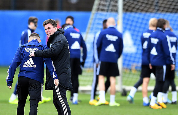 Trainer Dieter Hecking war in dieser Woche ganz besonders eng dran an seinen Spielern, stärkte die gewohnte Verbundenheit, probierte aber auch Neues aus. Trainer Dieter Hecking war in dieser Woche ganz besonders eng dran an seinen Spielern, stärkte die gewohnte Verbundenheit, probierte aber auch Neues aus.