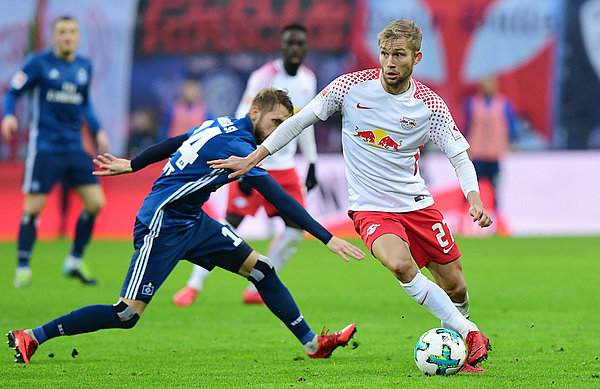 Aaron Hunt im Duell mit Leipzig Konrad Laimer.