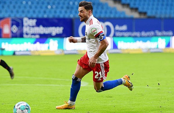 Tim Leibold steuerte gegen den SSV Jahn Regensburg zwei Assists bei und steht nach elf Einsätzen bei vier direkten Torbeteiligungen (ein Tor, drei Vorlagen). Tim Leibold führt den Ball.