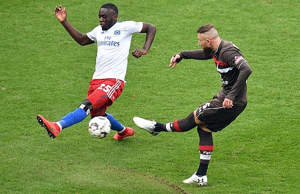 Orel Mangala blockt einen Pass.