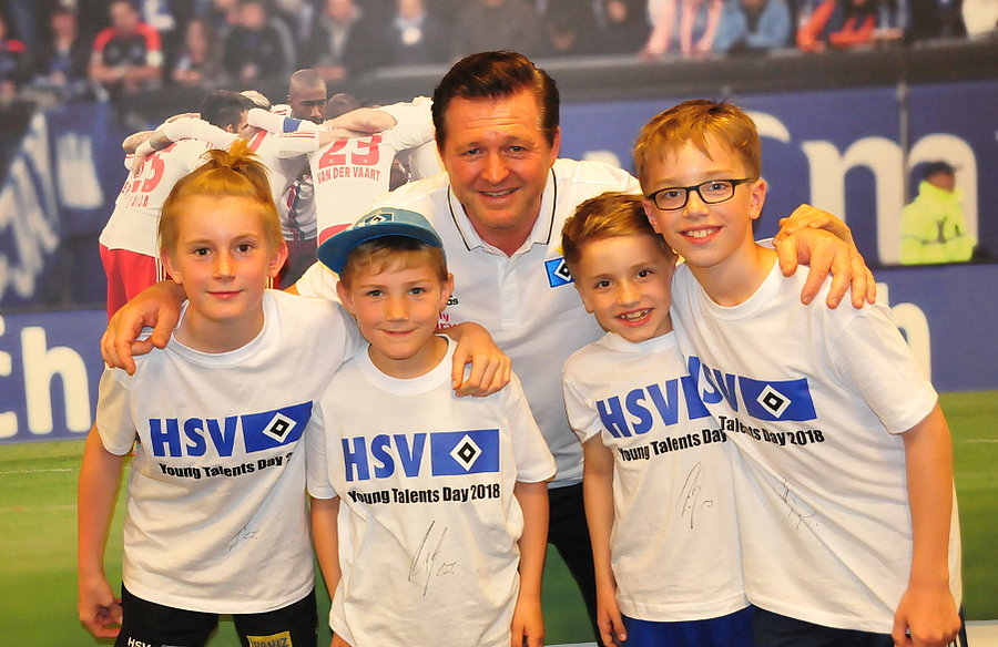 Die Eicheder Jugendspieler Ole Muxoll-Unger, Claas Selken, Hanno Tretau und Alex Tretau (v.l.) lernten auch Bundesliga-Coach Christian Tizt kennen.