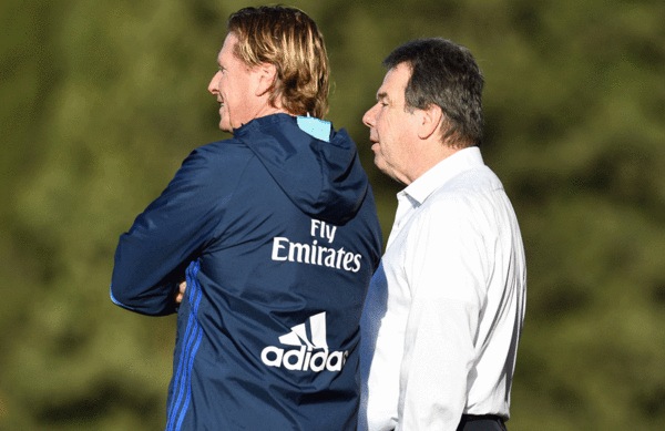 Stehen im engen Austausch: Heribert Bruchhagen und Markus Gisdol.