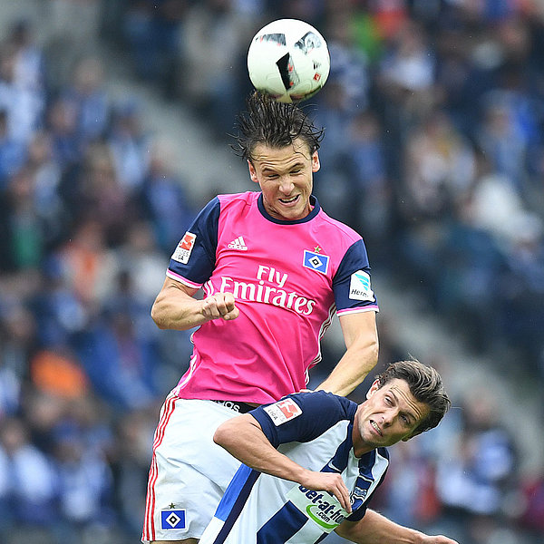 Albin Ekdal im Kopfball-Duell mit Valentin Stocker.