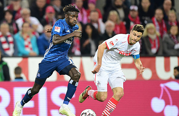 Bakery Jatta treibt den Ball.