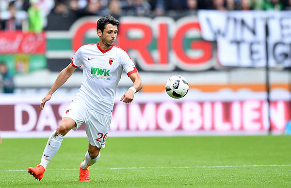 Gojko Kacar kehrt als Augsburger erstmals zurück nach Hamburg. Gojko Kacar im Dribbling.