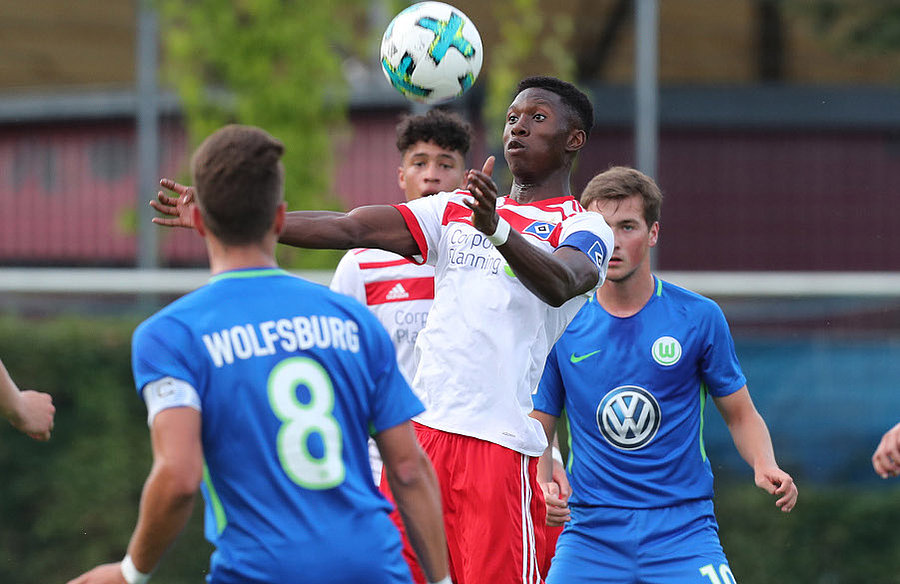 War gegen Wolfsburg noch etwas glücklos. In Leipzig sorgte er für den Siegtreffer: U19-Kapitän Aaron Opoku (M.).